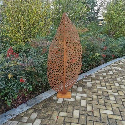 Rusty Metal Autumn Leaf Jaden Eskilti