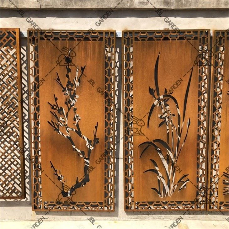Kloti asye Corten nan zèb vèt