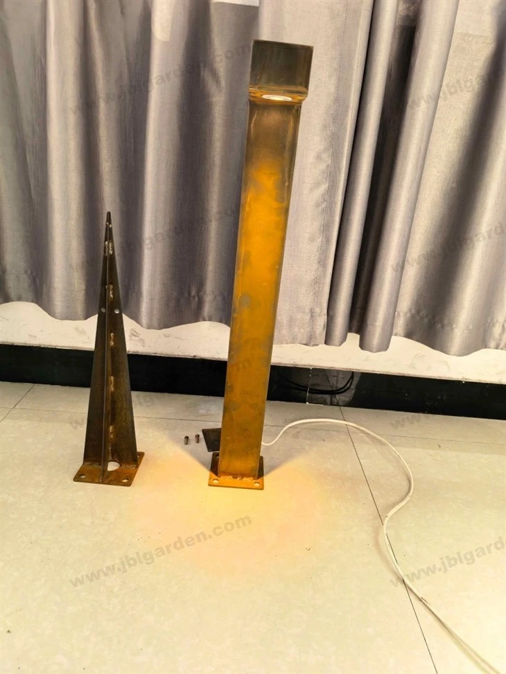 Weathering Steel kolòn limyè ak Spike